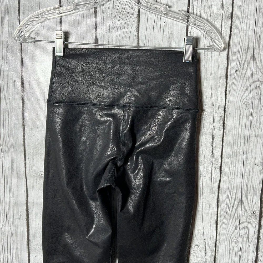 Offline by Aerie the higher high waisted crackle leggings size small